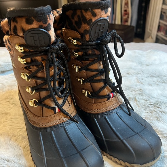 Tommy Hilfiger Cheetah Duck Boots - Picture 4 of 7